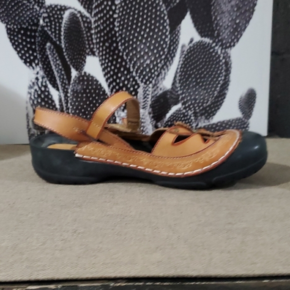 Brown Leather Sandals with Floral Design - Picture 4 of 15